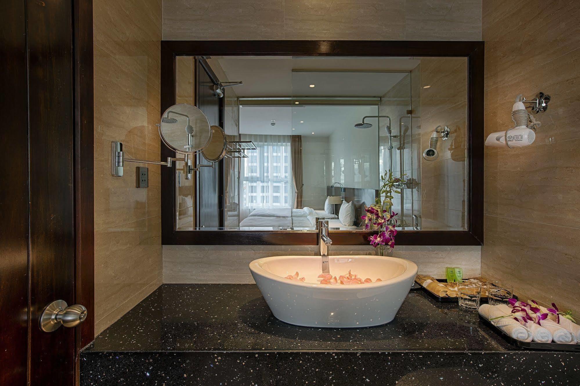 Sofia Suite Hotel Danang Екстер'єр фото